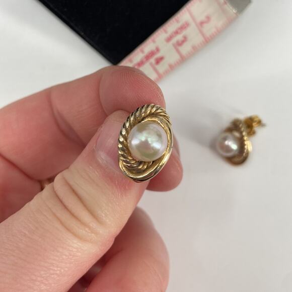 Vintage Faux pearl gold plated stud earrings - Picture 7 of 9